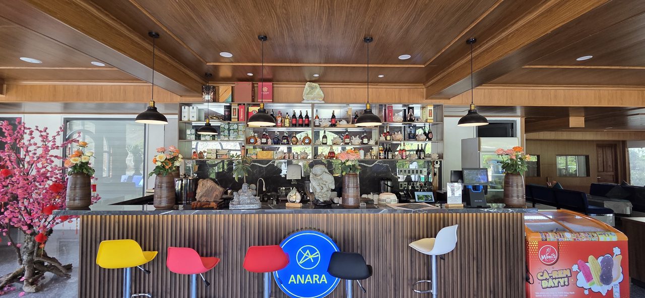 Quầy Bar Anara hiện đại với ghế xoay màu sắc